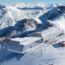 V předchozích sezónách jsme si zvykli, že lyžařská střediska v Alpách každoročně investují miliony eur do nové infrastruktury pro lyžaře. Navzdory potížím, které pandemie v posledních letech způsobila provozovatelům lyžařských areálů, bude i v letošní sezóně v Alpách otevřeno několik nových vleků a lanovek. Zde je výběr podle našeho názoru nejzajímavějších investic. Nové lanovky v
